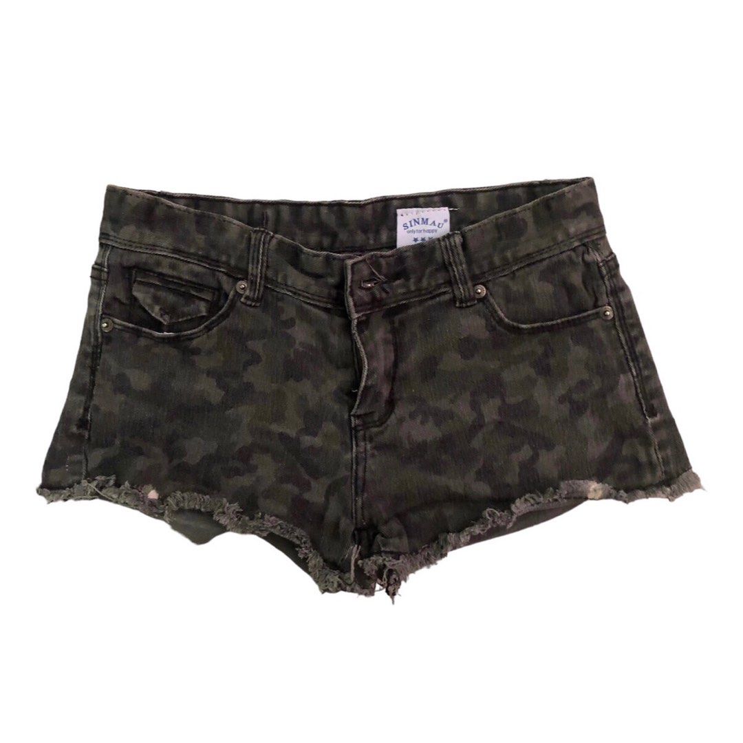 army green camou shorts (Category: Shorts) located in Caloocan City. Submitted by y2ktivity (Listing ID 1309445222, Image 1). Description: .