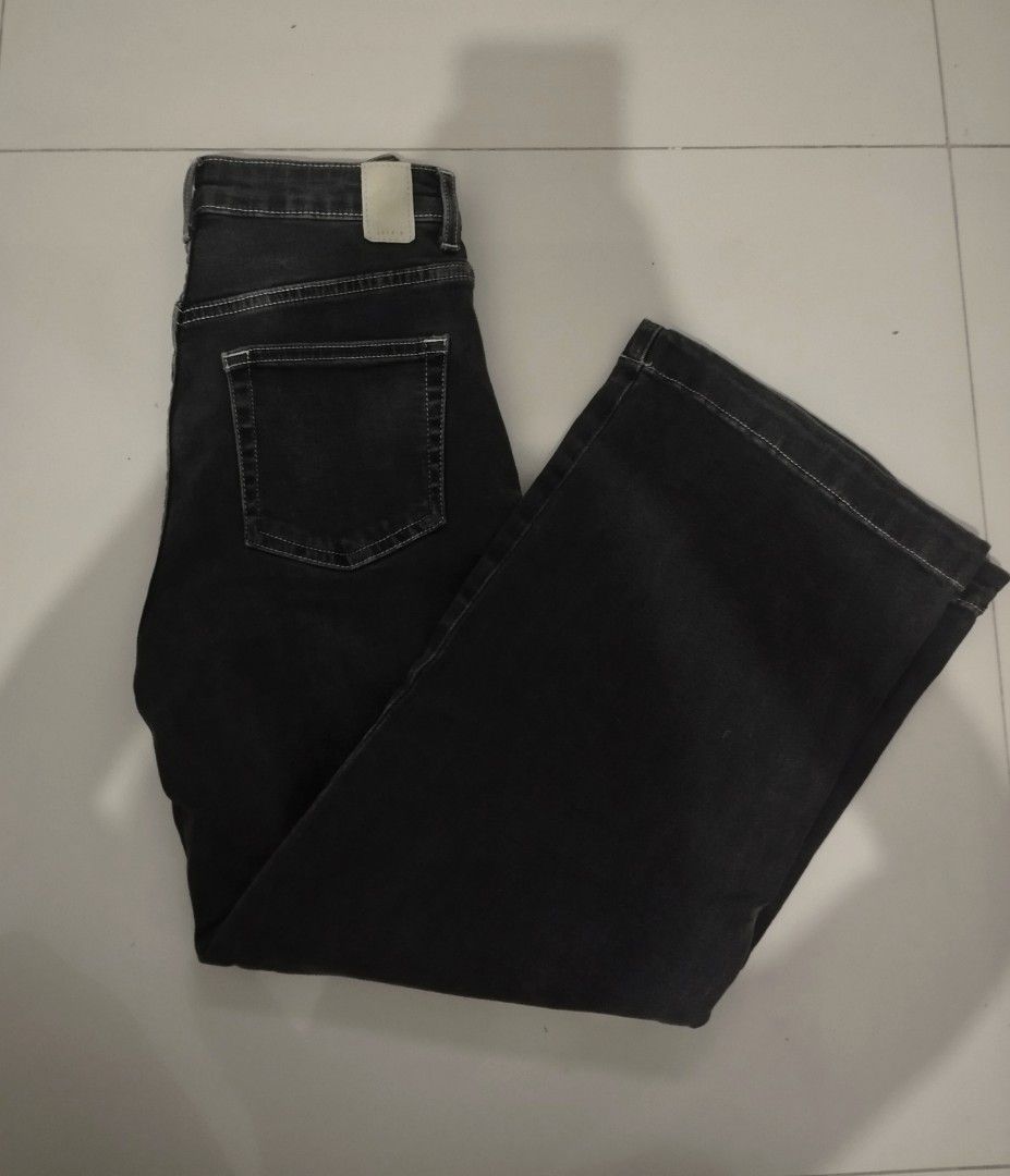 Authentic H&M Contrast Stitch Pants (Wideleg) (Category: Jeans) located in Manila. Submitted by yoitsdang_ (Listing ID 1309452632, Image 2). Description: 🎱size 24-25 🎱lenght 35“ 🎱best fit for 5'0 below •send payment thru gcash •courier (j&t).