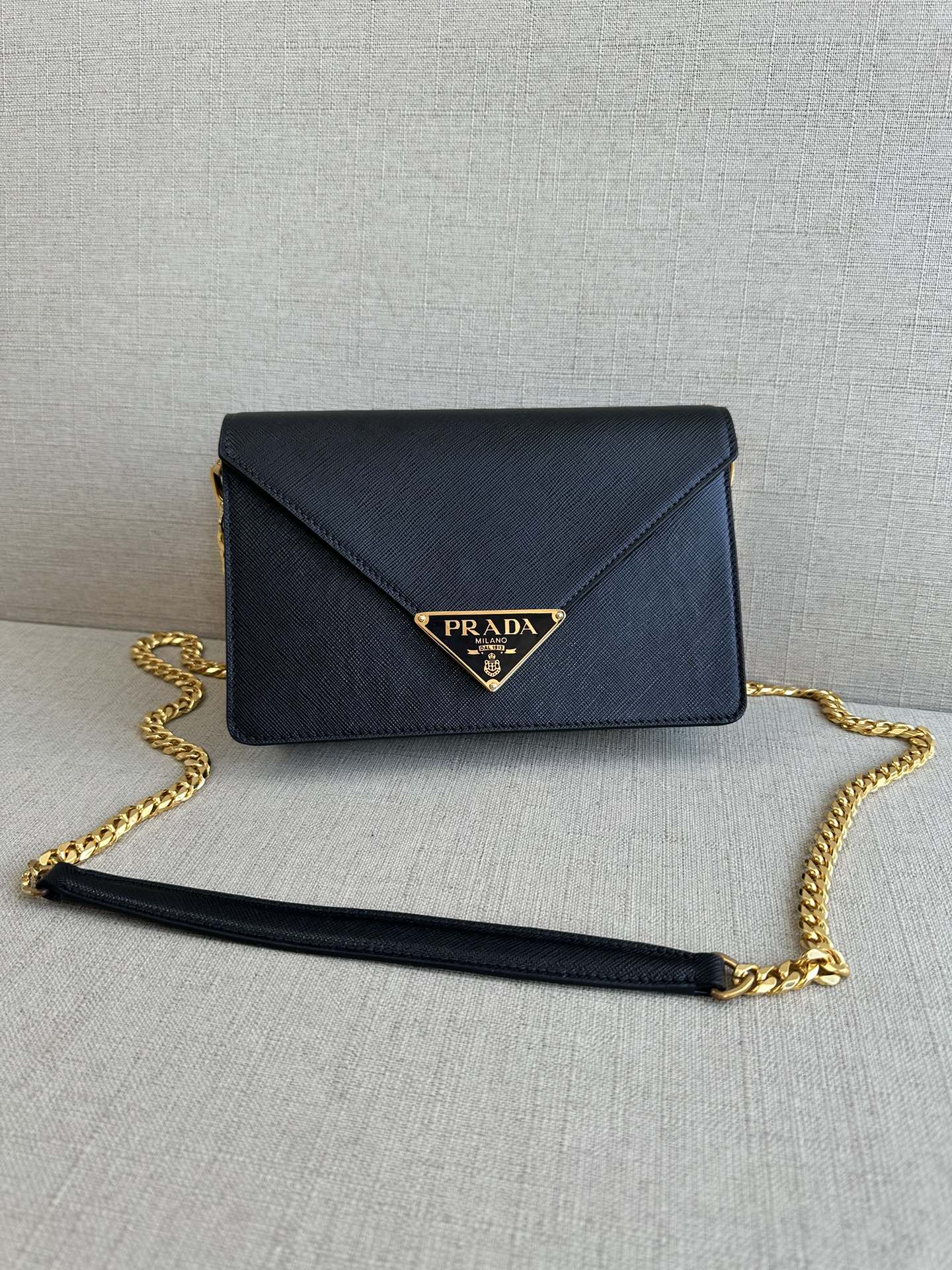 Authentic prada saffiano leather shoulder bag series messenger bag shoulder  bag, Women's Fashion, Bags & Wallets, Cross-body Bags on Carousell