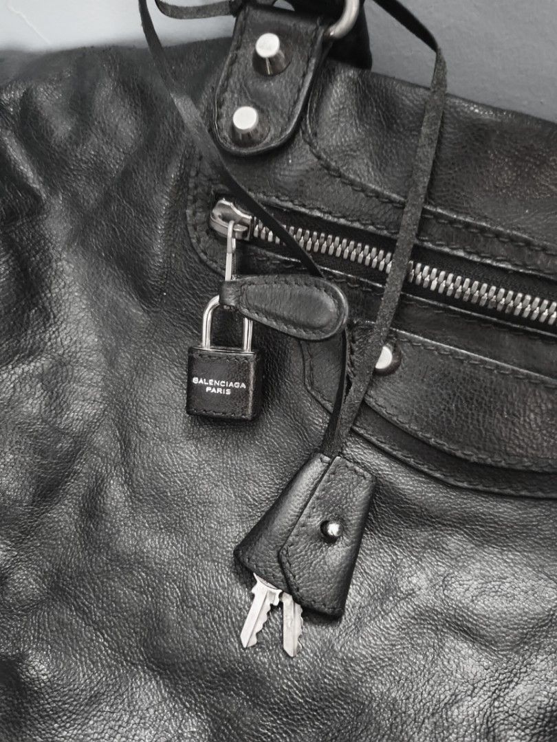 Authentic Balenciaga Weekender Bag w/ lock and keys (Category: Luxury Bags & Wallets) located in Quezon City. Submitted by val3301 (Listing ID 1308389888, Image 3). Description: Authentic Balenciaga Weekender Bag w/ lock and keys - Length: 48 cm / 19 in - Height: 33 cm / 13 in - Width: 18 cm / 7 in.