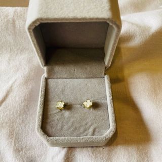 Brand New! Pretty Clover White and Gold Earrings