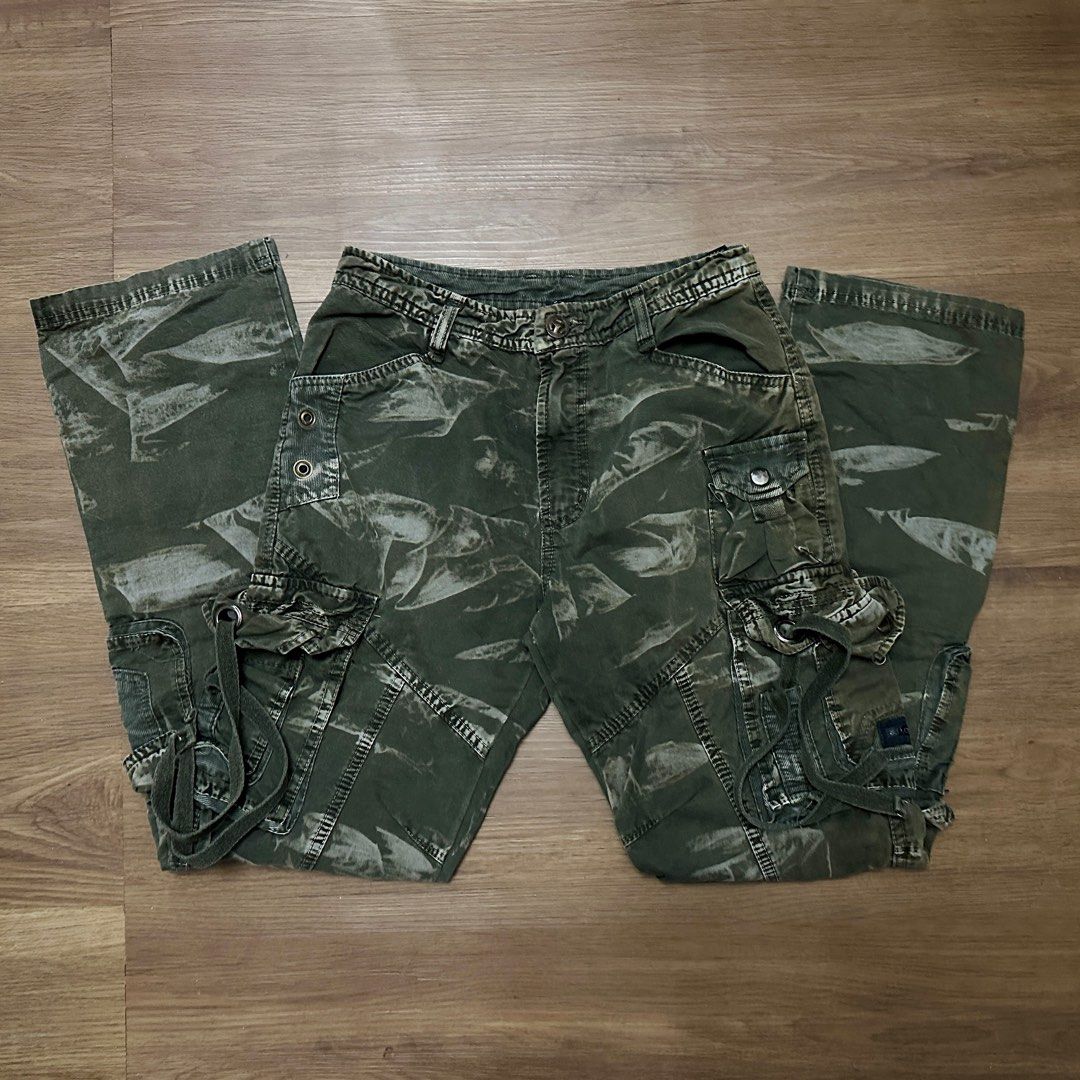 camouflage cargo baggy straight cut pants (Category: Jeans) located in Manila. Submitted by ryetsucart (Listing ID 1309506365, Image 2). Description: ⋆౨ৎ˚⟡˖ ࣪ size: 29-30” length: 39” color rate: 10/10 - not my style anymore - can be low waisted ⋆౨ৎ˚⟡˖ ࣪ mop: gcash only mod: grab, lalamove, ggx ⋆౨ৎ˚⟡˖ ࣪ tags: y2k 2000s cargo camouflage camo streetwear vintage print pattern flared baggy jeans.