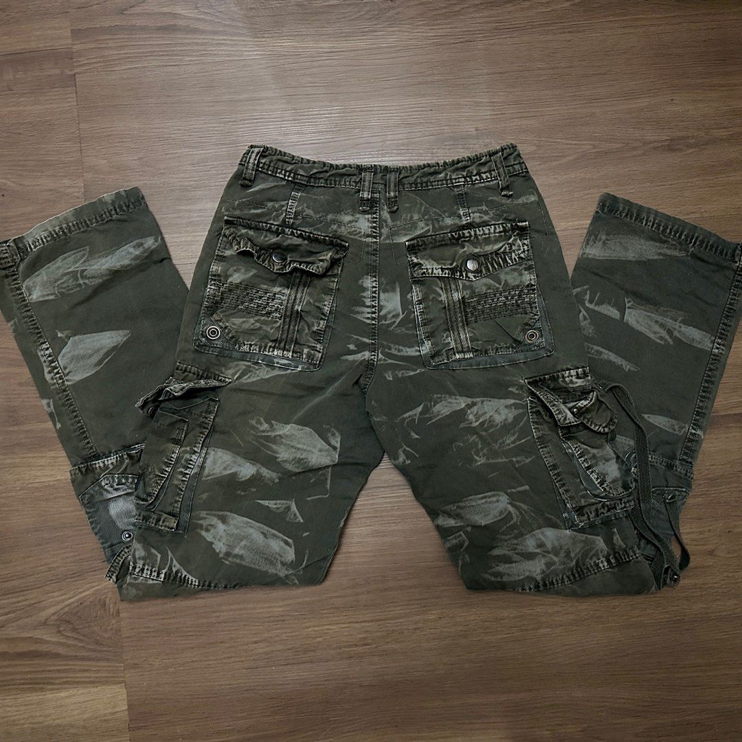 camouflage cargo baggy straight cut pants (Category: Jeans) located in Manila. Submitted by ryetsucart (Listing ID 1309506365, Image 3). Description: ⋆౨ৎ˚⟡˖ ࣪ size: 29-30” length: 39” color rate: 10/10 - not my style anymore - can be low waisted ⋆౨ৎ˚⟡˖ ࣪ mop: gcash only mod: grab, lalamove, ggx ⋆౨ৎ˚⟡˖ ࣪ tags: y2k 2000s cargo camouflage camo streetwear vintage print pattern flared baggy jeans.