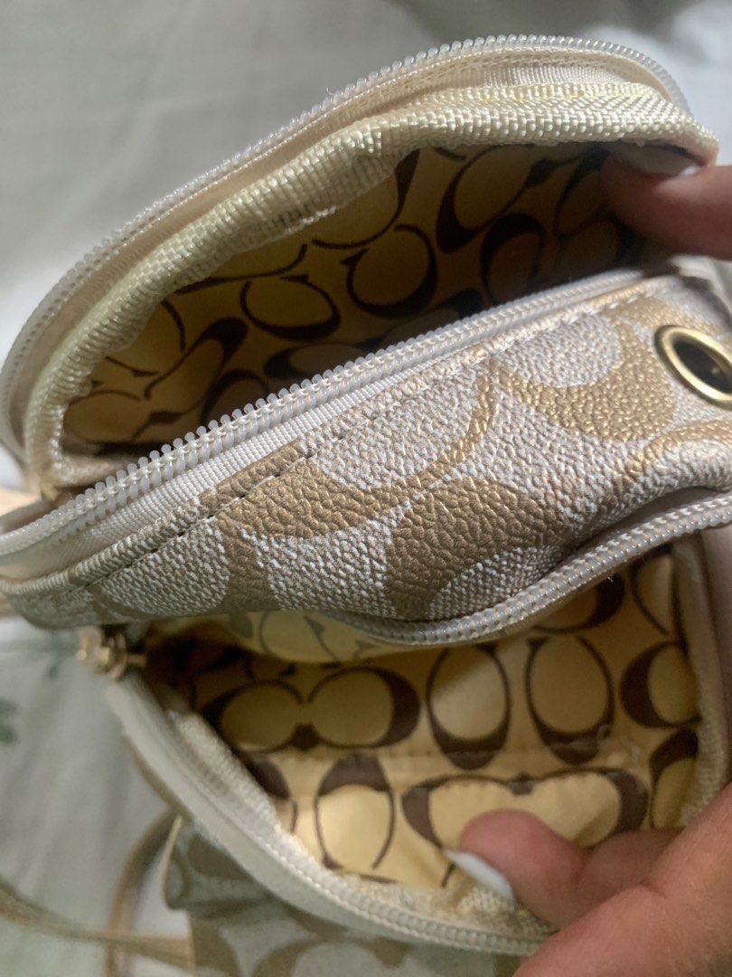 Coach Brown Crossbody Shoulder Bag (Category: Luxury Bags & Wallets) located in Mandaluyong City. Submitted by chocoxlbluvr (Listing ID 1309362870, Image 2). Description: .