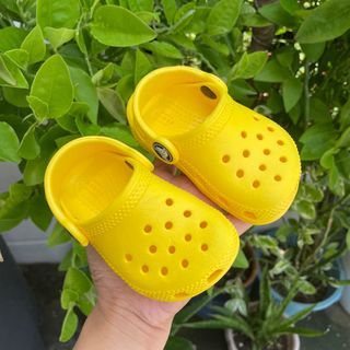 Crocs Classic Clogs Yellow C4 - 4.5 inches