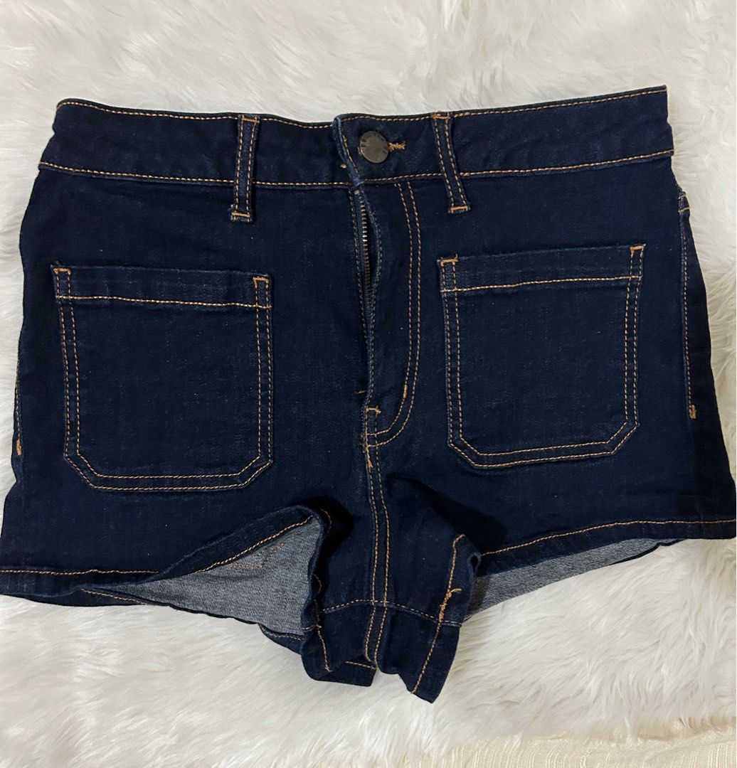 Forever 21 strech denim shorts (Category: Shorts) located in Quezon City. Submitted by jcatz613 (Listing ID 1309362426, Image 1). Description: Forever 21 denim short shorts wth pockets Best Fits small to semi medium Strechy kind of denim Super ikli 😅 pp/skimpy shorts / Butt hugging No issues, used once .