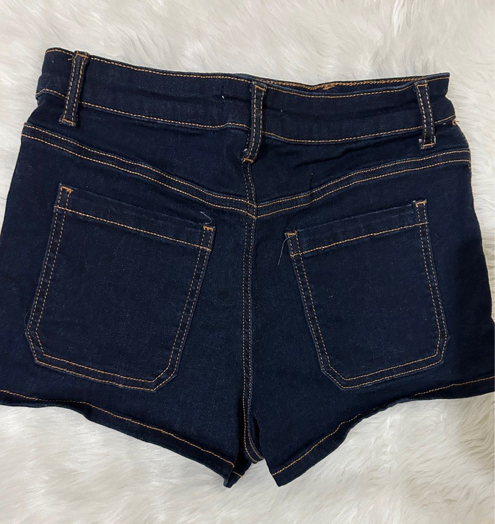 Forever 21 strech denim shorts (Category: Shorts) located in Quezon City. Submitted by jcatz613 (Listing ID 1309362426, Image 3). Description: Forever 21 denim short shorts wth pockets Best Fits small to semi medium Strechy kind of denim Super ikli 😅 pp/skimpy shorts / Butt hugging No issues, used once .