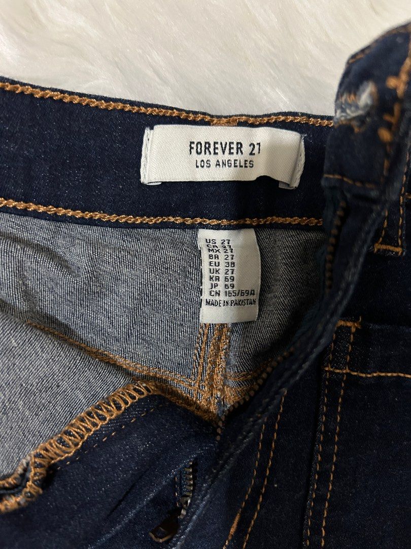 Forever 21 strech denim shorts (Category: Shorts) located in Quezon City. Submitted by jcatz613 (Listing ID 1309362426, Image 2). Description: Forever 21 denim short shorts wth pockets Best Fits small to semi medium Strechy kind of denim Super ikli 😅 pp/skimpy shorts / Butt hugging No issues, used once .