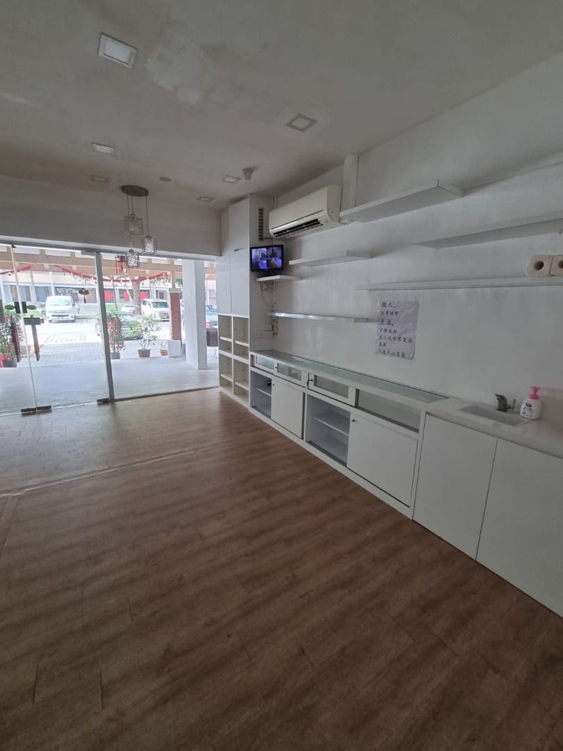 High rental yield 4.9% pa HDB shophouse plus residential unit@443 Ang Mo Kio for sales!62863074745217111