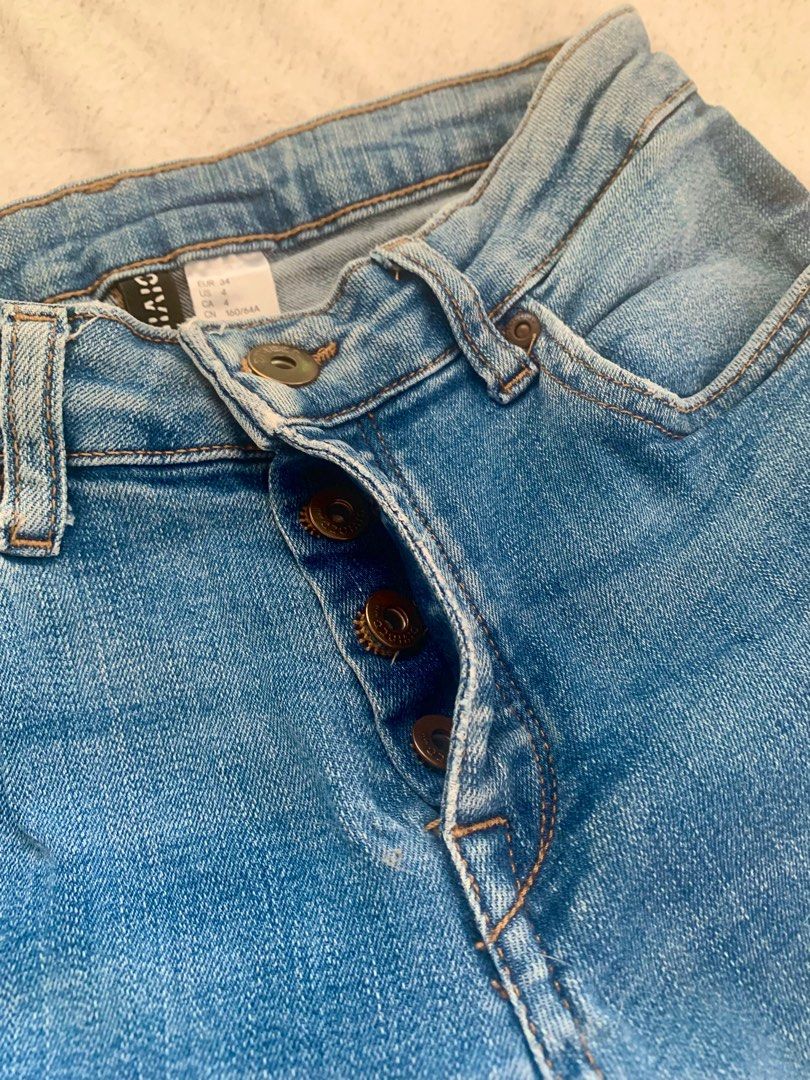 H&M High Waist Ankle Jeans (Category: Jeans) located in Marikina City. Submitted by declutterbymilkee (Listing ID 1309457680, Image 3). Description: H&M High Waisted Ankle Jeans - buttoned jeans - still in good condition - could be one of your best casual bottoms ✨ - can be easily matched with other tops - best fits S SF not yet included. GCash/Maya/BDO Ref. #20 .