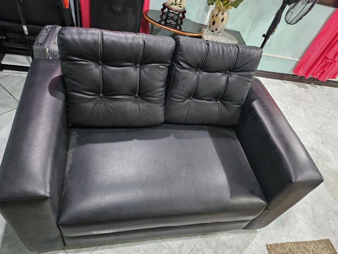 Leather couch sofa (Category: Sofas) located in Pasig City. Submitted by periwinklepeach (Listing ID 1309451857, Image 3). Description: very good condition no flaw with cushion.