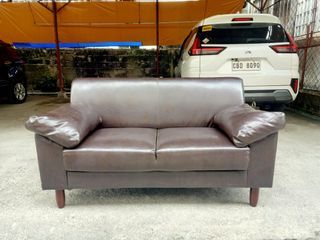 LEATHER SOFA🇯🇵

6,500 pesos🙂

L 54" w 31" 
Dark brown color
NO faded leather
Solidwood legs 
Bulky foam 
In good condition