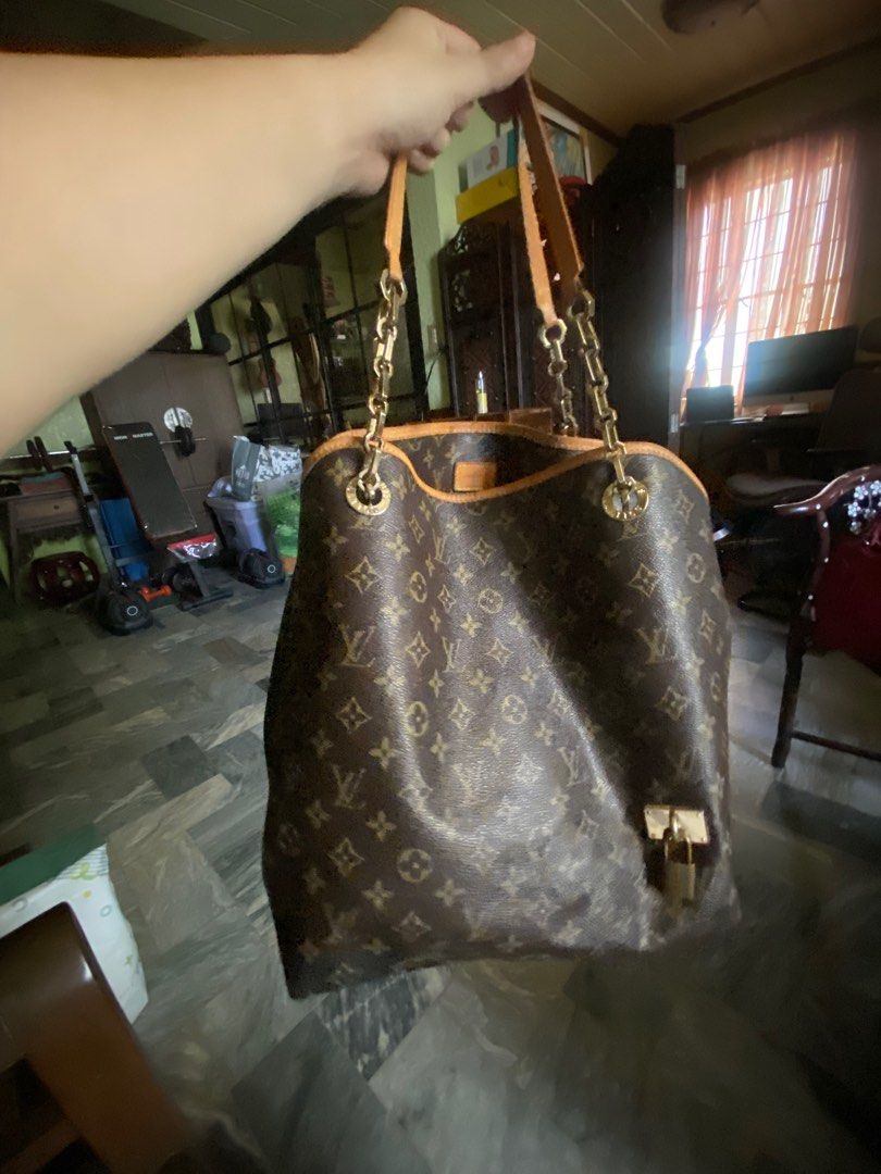 LV coded bag (louis voutton) (Category: Luxury Bags & Wallets) located in Binan City. Submitted by thel81390 (Listing ID 1309376146, Image 1). Description: With signs of usage pero super ganda. Signs of usage are normal, it’s making us “us” If you like LV bags, this is for you. Searchable code.