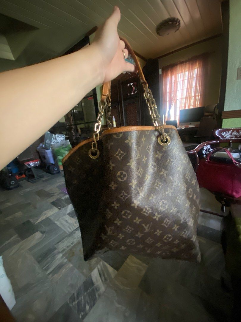 LV coded bag (louis voutton) (Category: Luxury Bags & Wallets) located in Binan City. Submitted by thel81390 (Listing ID 1309376146, Image 2). Description: With signs of usage pero super ganda. Signs of usage are normal, it’s making us “us” If you like LV bags, this is for you. Searchable code.
