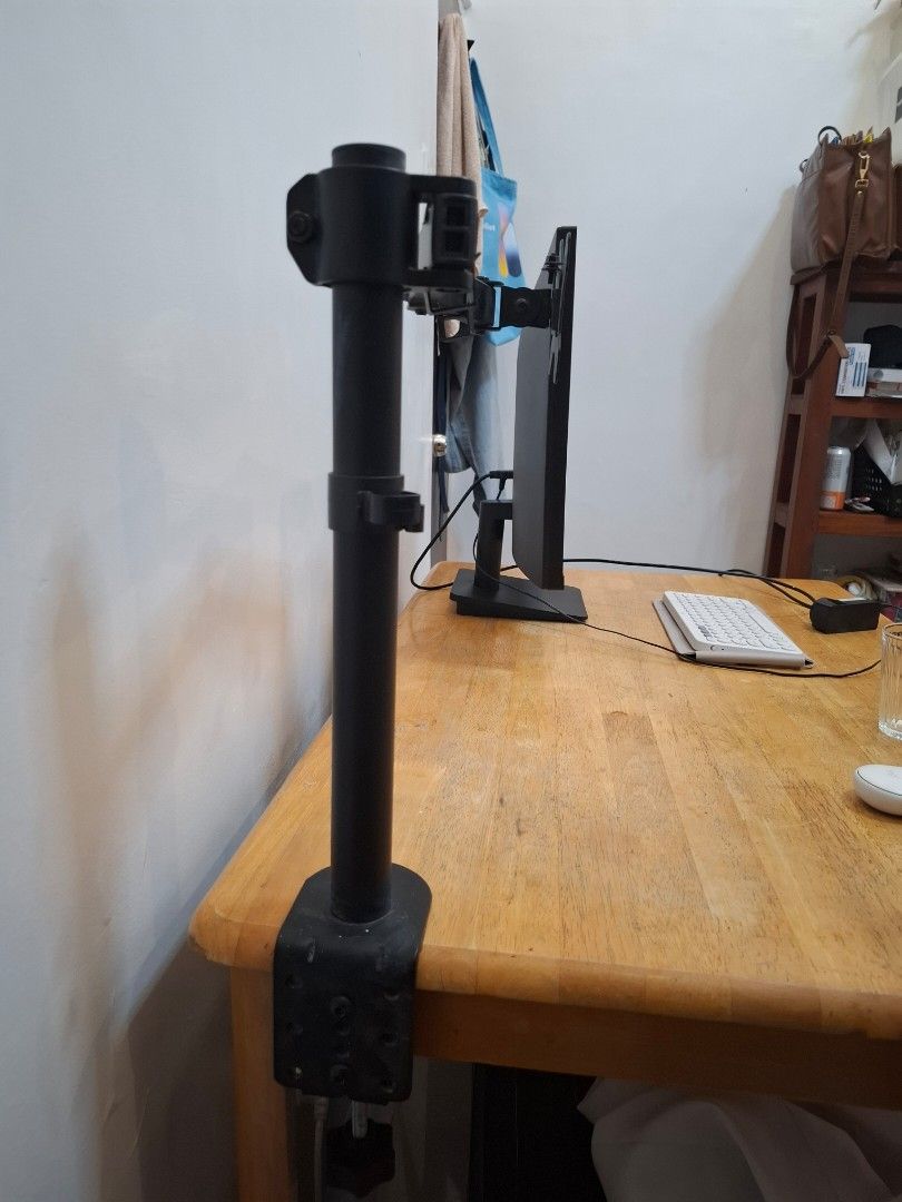 Monitor Bracket (Category: Monitor Screens) located in Las Pinas. Submitted by acrc_ph (Listing ID 1309501296, Image 3). Description: used for a few months, but will upgrade to double monitor setup using a different bracket.
