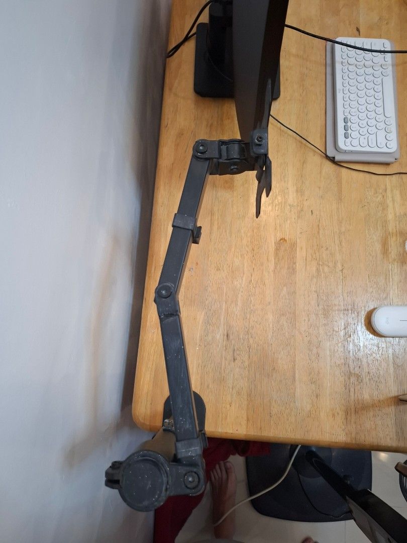 Monitor Bracket (Category: Monitor Screens) located in Las Pinas. Submitted by acrc_ph (Listing ID 1309501296, Image 2). Description: used for a few months, but will upgrade to double monitor setup using a different bracket.