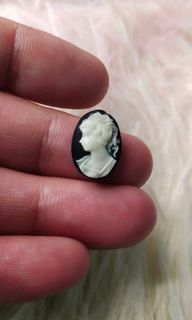 NEW ARRIVAL‼️‼️DIRECT from JAPAN 🇯🇵❤
LOOSE REAL AGATE CAMEOS 13-18 mm sizes
REAL BLACK  RED WHITE VIOLET AGATE
LADY CAMEO HAND CARVED DESIGNS
Price 380 EACH add sf
In good condition. No issues. 
Ideal for jewelry accessories