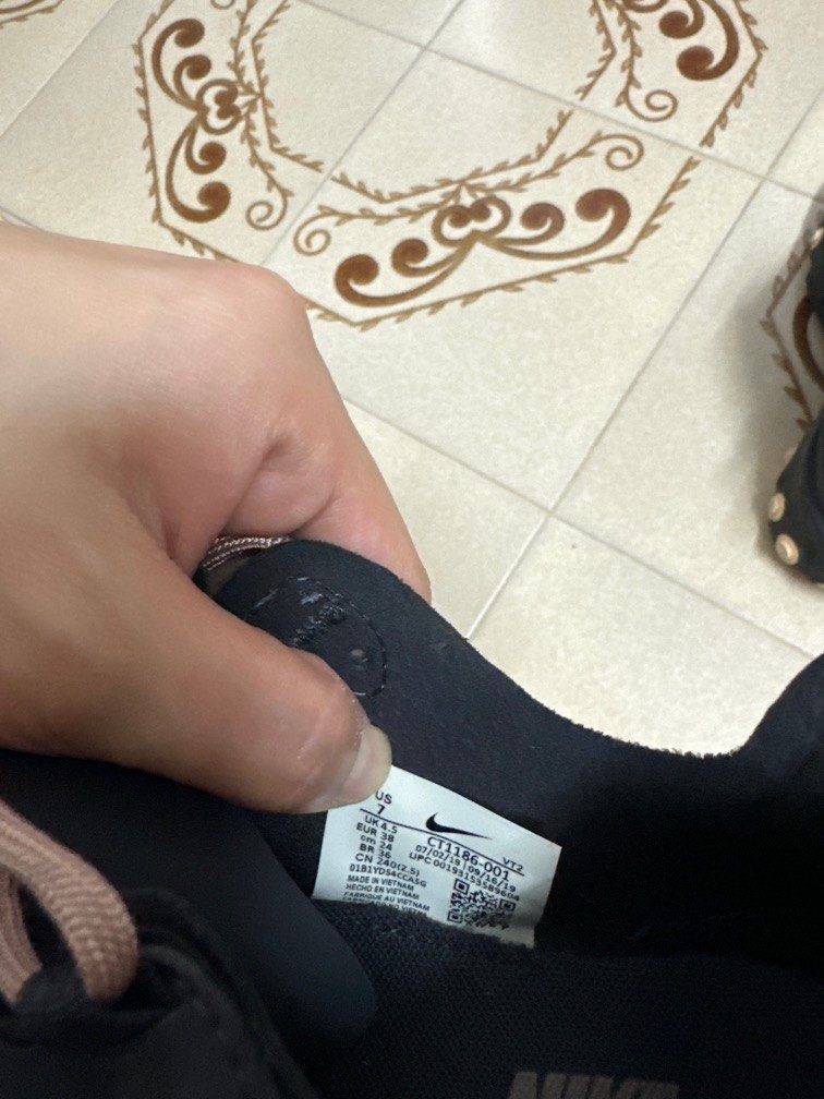 Nike React (Category: Sneakers) located in Singapore. Submitted by anita2390 (Listing ID 1309396601, Image 3). Description: Bought in JD for $209 before , super light and comfortable , its slightly too small for me ended up not really using it. The color is super nice..