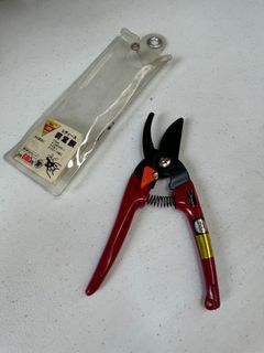 One piece gardening cutter or scissors