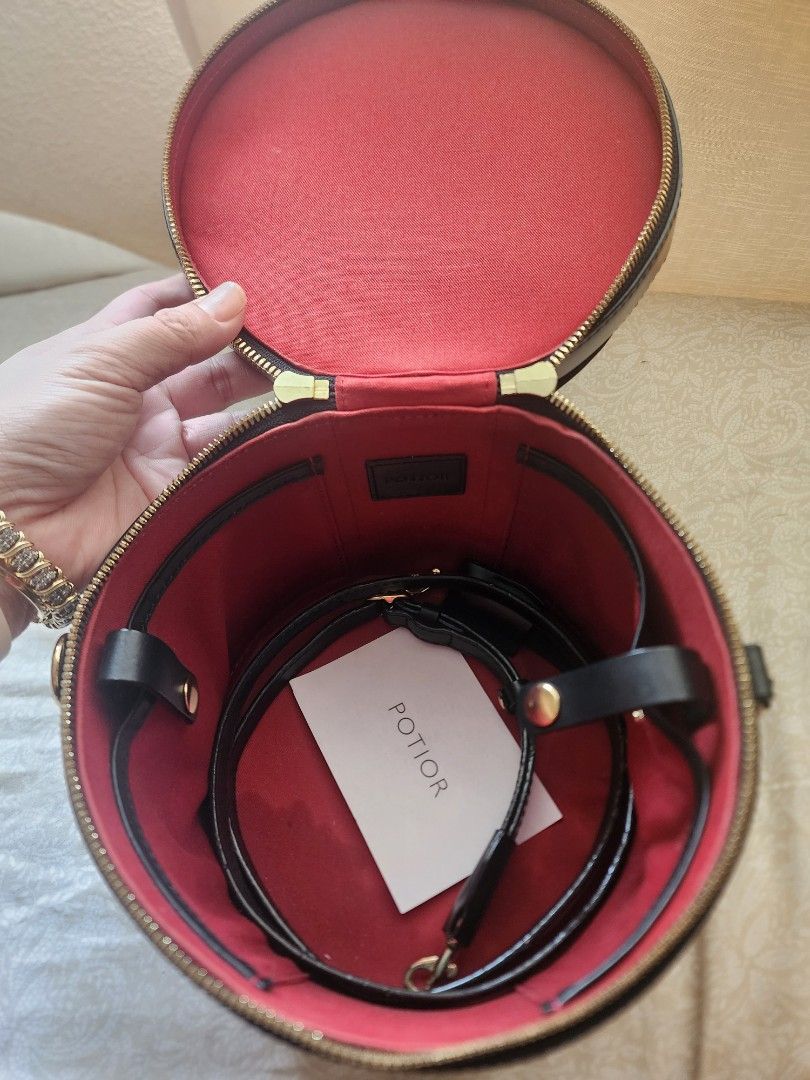 PRELOVED POTIOR JACKIE 2 WAY VANITY BAG (Category: Luxury Bags & Wallets) located in Cebu City. Submitted by luxcebuph (Listing ID 1309514035, Image 2). Description: PotioR Bag Handbag Bag Tote Bag Ladies Women's Leather Genuine Leather Black HMO-0139 JACKIE BOX Vanity Bag 2WAY Shoulder Bag.