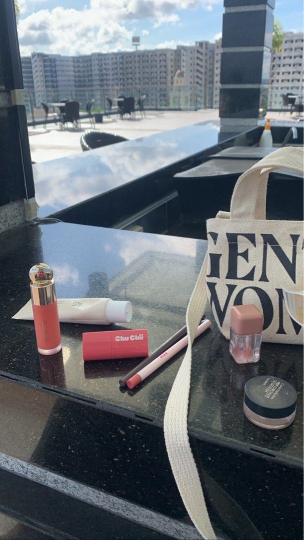 Rare beauty blush in Joy (Category: Makeup) located in Valderrama. Submitted by kyaai (Listing ID 1308839547, Image 2). Description: Without box Rfs: Decluttering 🤍 Helping tags: Nars Kosas Rare beauty Charlotte tilbury .