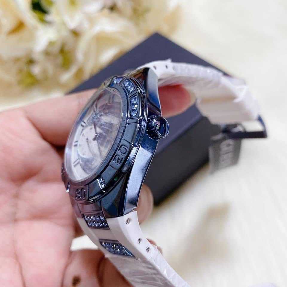 READY STOCK ORIGINAL GUESS LUNA CRYSTAL WHITE DIAL BLUE CASE WHITE RUBBER LADIES WATCH W0653L2 Women s Fashion Watches Accessories Watches on Carousell