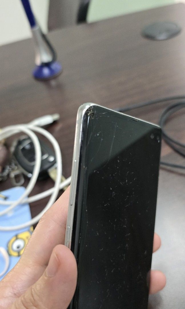 S10 PLUS (Category: Samsung) located in Quezon City. Submitted by thegoodsplanetmnl (Listing ID 1309504239, Image 3). Description: Personal Phone Globe Lock no charger with box includes clear casing 128GB Has Crack on the screen no to swap rfs : decluttering.