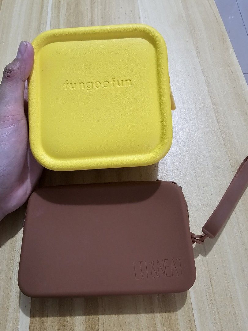 Silicon/jelly bag organizer pouches (Category: Purses & Pouches) located in Pasay City. Submitted by mydeer08 (Listing ID 1309465350, Image 2). Description: bundle price no issues malinis at wlang tsismis. no return no exchange.