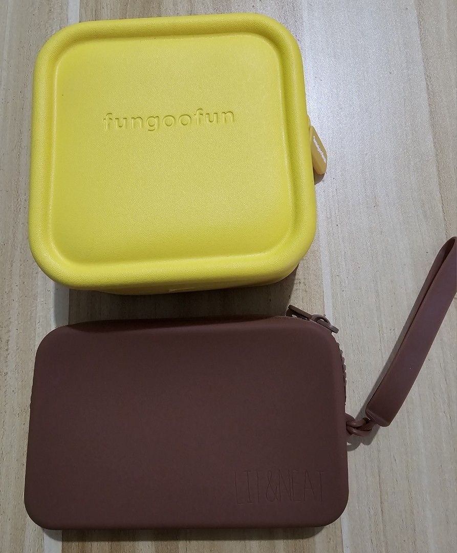 Silicon/jelly bag organizer pouches (Category: Purses & Pouches) located in Pasay City. Submitted by mydeer08 (Listing ID 1309465350, Image 1). Description: bundle price no issues malinis at wlang tsismis. no return no exchange.