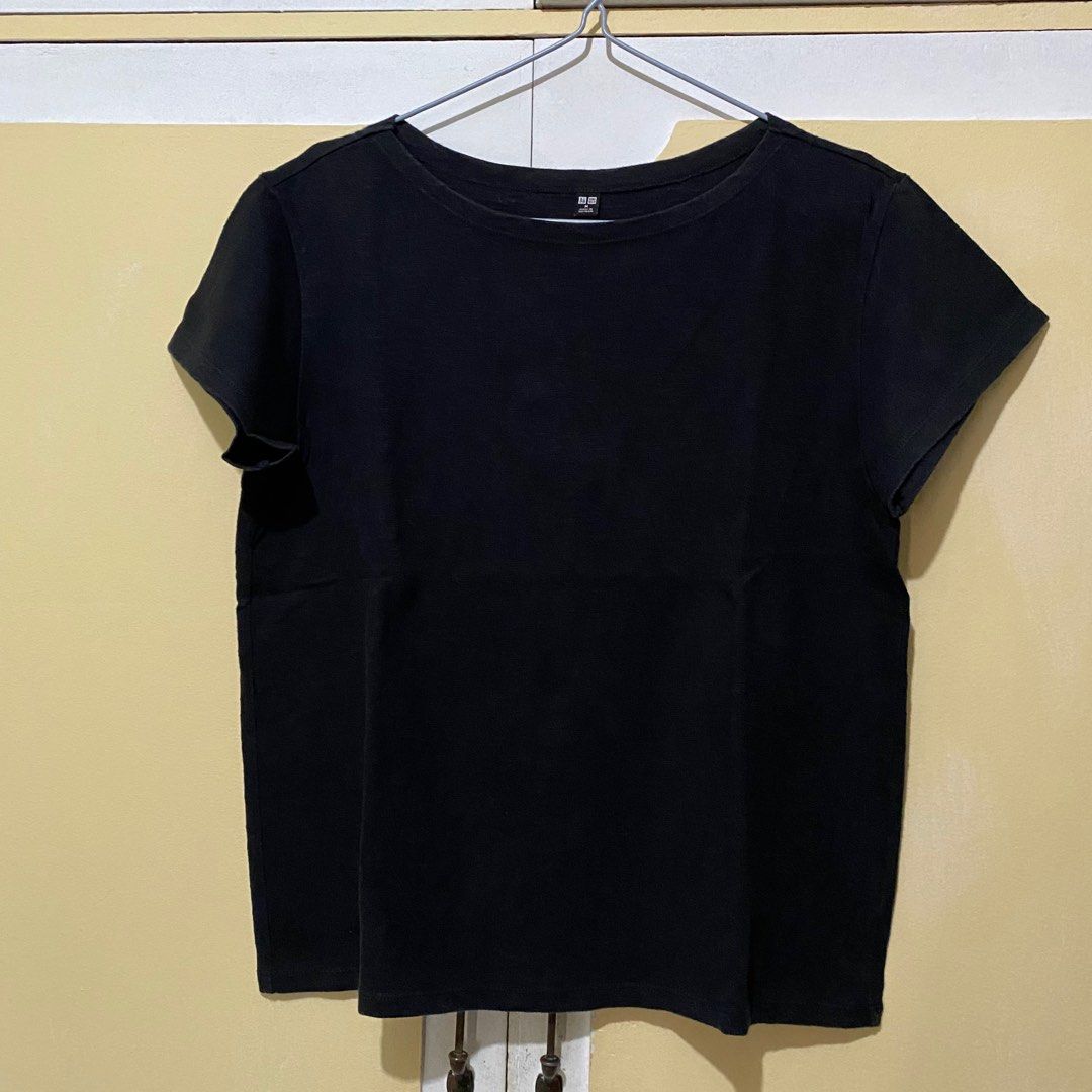 Uniqlo Short Sleeve Black (Category: Blouses) located in Muntinlupa City. Submitted by declutterbuster (Listing ID 1309395325, Image 1). Description: Good Condition No damage Width - 18 inches Length - 21 inches Payment first thru gcash .