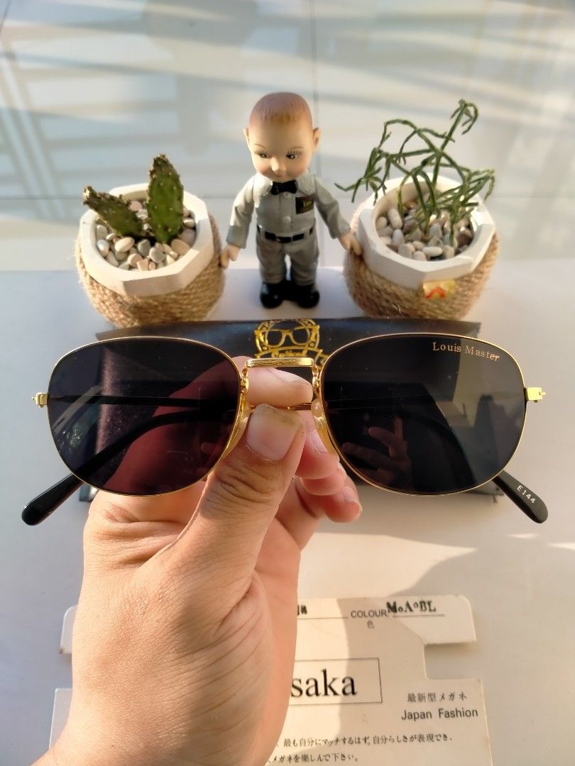 Vintage oval round sunglasses Joey Ramone sunglasses 70s Brand LOUIS MASTER Vintage authentic Rare limited edition Frame gold besi kuningan dilapisi asetat Frame sangat adem ketika menyentuh kulit Fes...