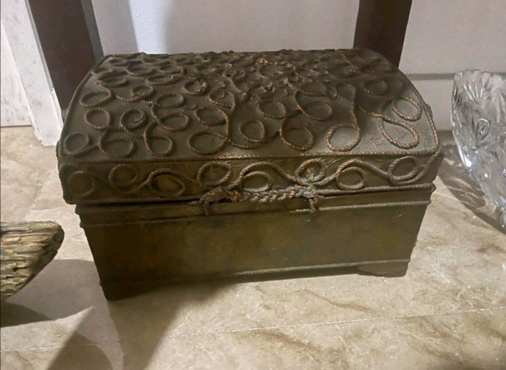 Vintage Wooden Chest (Category: Storage Boxes & Baskets) located in Calamba. Submitted by mariacarme86067 (Listing ID 1309411008, Image 1). Description: Vintage Wooden Chest for Sale Store your vintage items and valuables stylishly rfs emptying house, moving houses Pickup at Valle Verde 1.