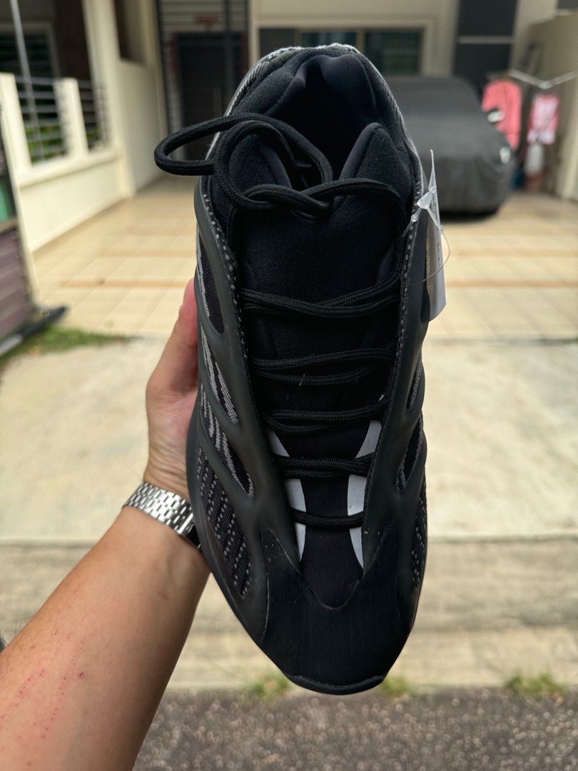yeezy 700 alvah black