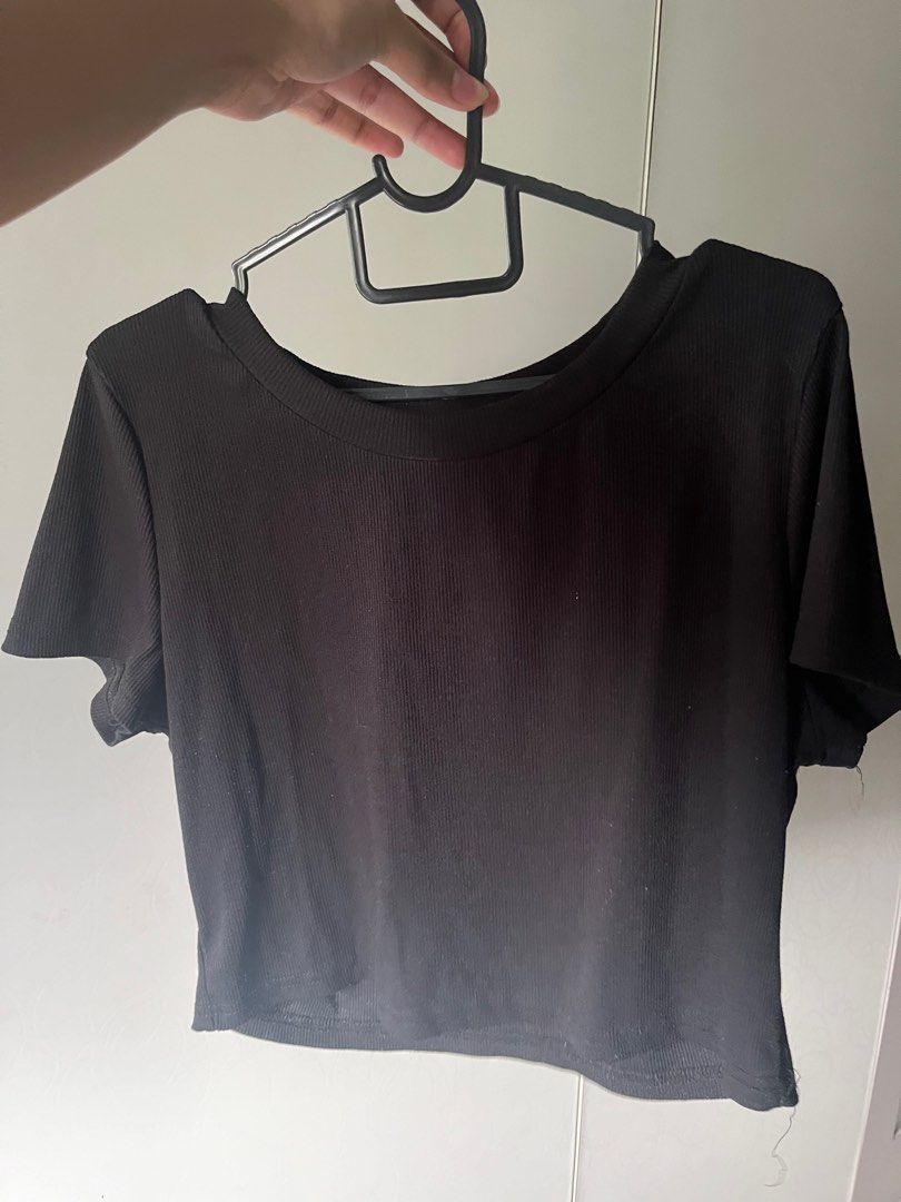 Basic Crop Top (Category: Other Tops) located in Singapore. Submitted by cakedbyeqa (Listing ID 1309623043, Image 1). Description: Cannot nego i only do meetups at sengkang!.