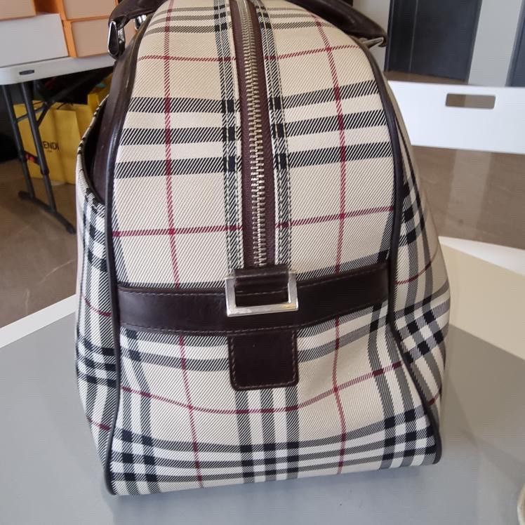 Burberry Traveling bag (Category: Luxury Bags & Wallets) located in Marikina City. Submitted by miss_declutter321 (Listing ID 1309607821, Image 3). Description: Authentic In very good condition .
