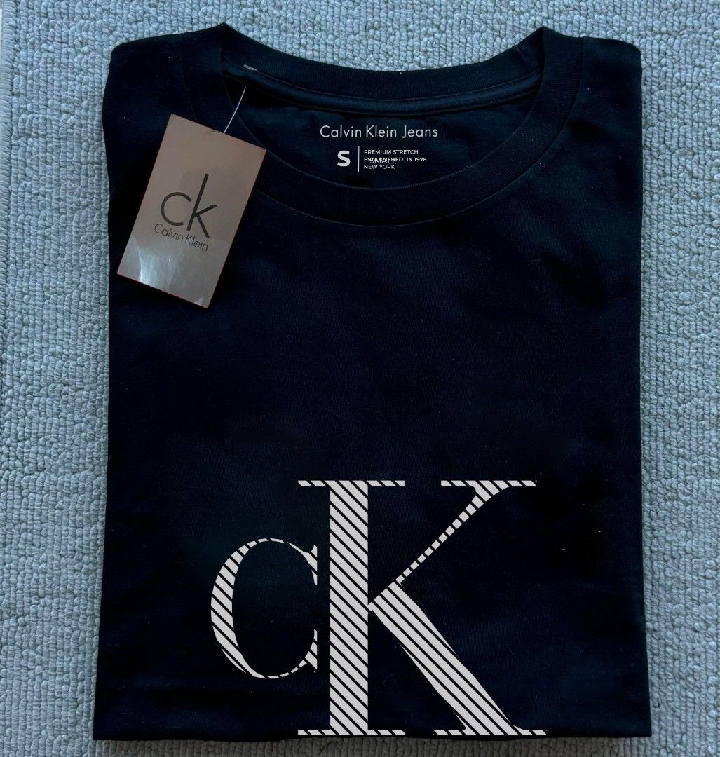 CK unisex branded shirt (Category: Tshirts & Polo Shirts ) located in Manila. Submitted by hypestoreph (Listing ID 1309701291, Image 3). Description: - Comfortable, relaxed fit with straight sleeves - Round neck - Organic cotton - Cotton (100%) - Sizes are S/M/L/XL - Available in White & Black Payment Method: GCash Delivery Options (Shoulder by Buyer): Lalamove, borzo, Angkas, Grab (within manila) and J&T/JRS (local).