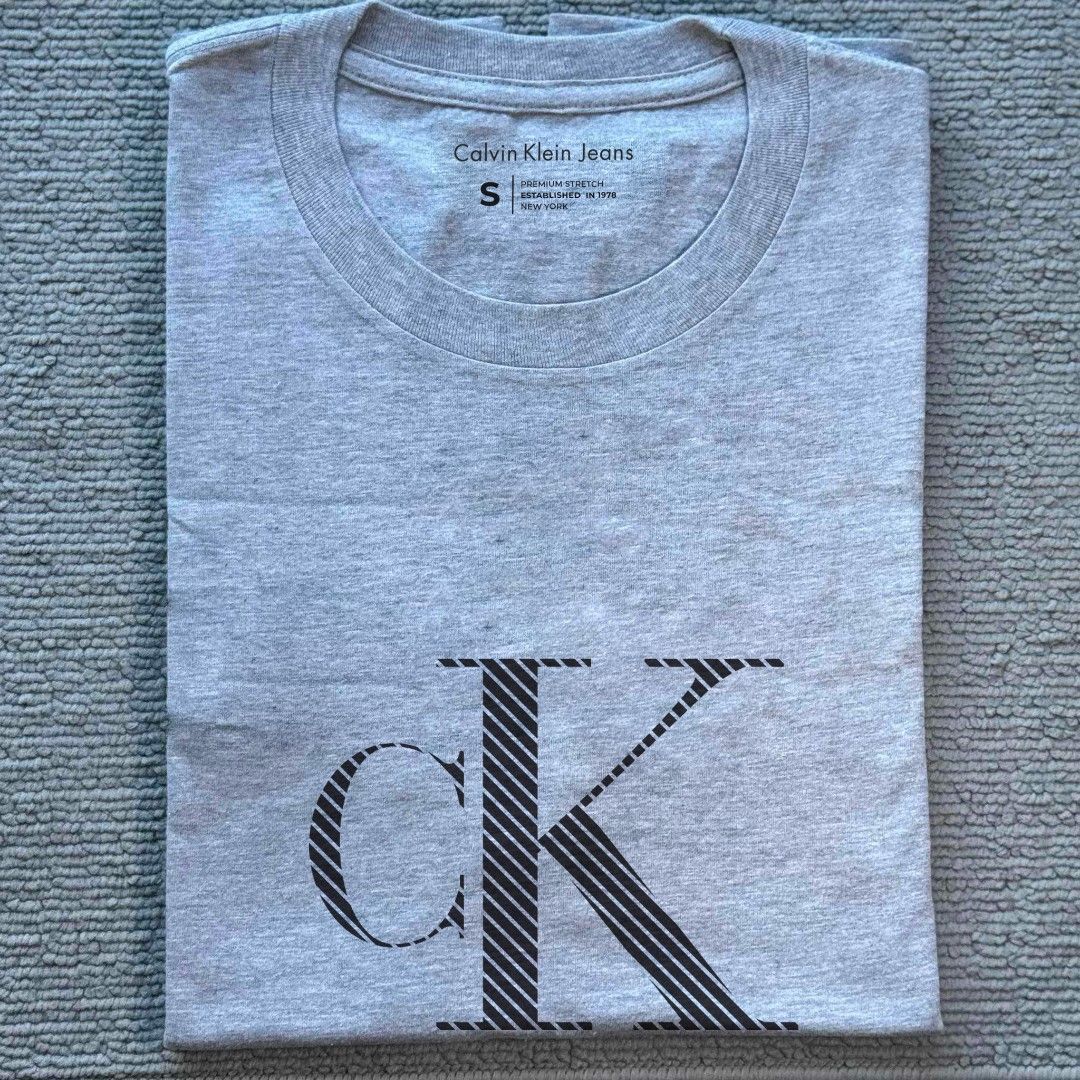 CK unisex branded shirt (Category: Tshirts & Polo Shirts ) located in Manila. Submitted by hypestoreph (Listing ID 1309701291, Image 2). Description: - Comfortable, relaxed fit with straight sleeves - Round neck - Organic cotton - Cotton (100%) - Sizes are S/M/L/XL - Available in White & Black Payment Method: GCash Delivery Options (Shoulder by Buyer): Lalamove, borzo, Angkas, Grab (within manila) and J&T/JRS (local).