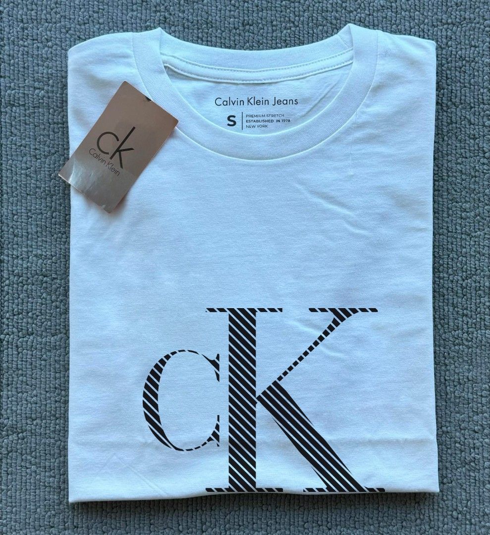 CK unisex branded shirt (Category: Tshirts & Polo Shirts ) located in Manila. Submitted by hypestoreph (Listing ID 1309701291, Image 1). Description: - Comfortable, relaxed fit with straight sleeves - Round neck - Organic cotton - Cotton (100%) - Sizes are S/M/L/XL - Available in White & Black Payment Method: GCash Delivery Options (Shoulder by Buyer): Lalamove, borzo, Angkas, Grab (within manila) and J&T/JRS (local).