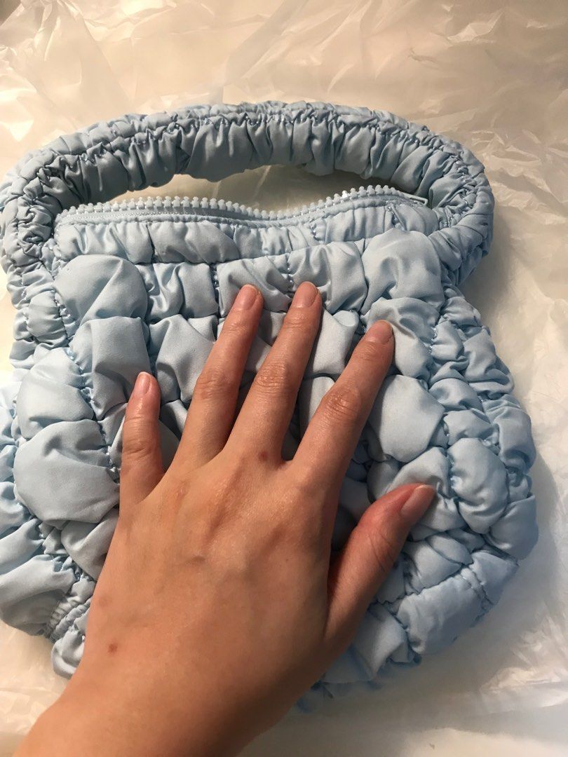 包順豐💌COS mini baby blue粉藍迷你雲朵包, 女裝, 手袋及銀包, 長銀包- Carousell