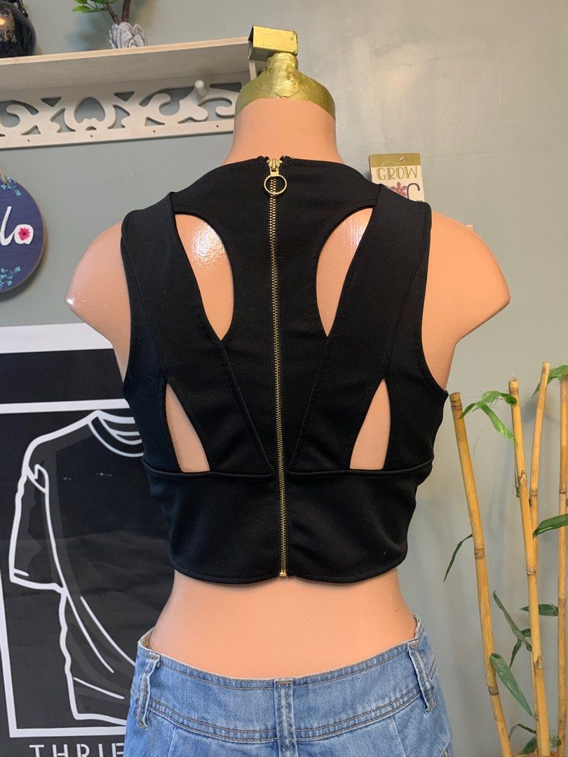 Express Crop Tank Top (Category: Others Tops) located in Imus. Submitted by fortyseventhriftstreet (Listing ID 1300652866, Image 3). Description: 📌Negotiable (No to low ballers) 📌Condition: Cousin’s Personal Preloved Balik Bayan Box padala from US, No flaws 💯 guaranteed in excellent like-new condition. 📌size: Small-Medium 📌Style: crop top/ zipper closure back/ 📌Dimes (inches) Chest 35 📌 Material: spandex 📌color: Black -rate 10/10 (may var