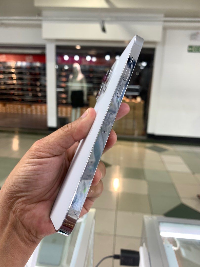 iPhone 14 Pro max (1TB) (Category: iPhone 14 Series) located in Manila. Submitted by arzillah (Listing ID 1309563053, Image 2). Description: iPhone 14 Pro max 1TB Factory unlock Hk variant Dual sim 90% battery health Slightly use minimal dents @ camera lens No scratches No issues All working Open for COD/COP + SF Manila area (sameday delivery) Province area (via LBC) required DP to avoid cancellations Physical store: Greenhills Shopping Center, 2