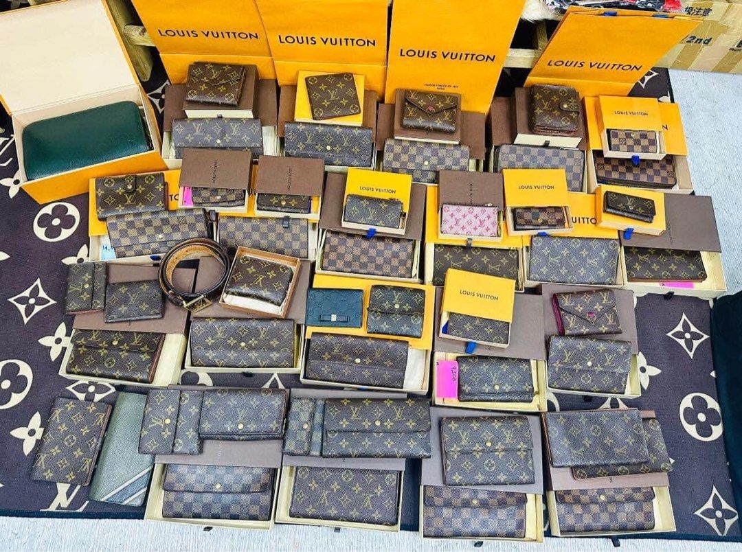 Lv Wallets (Category: Luxury Bags & Wallets) located in Cavite. Submitted by checherosales (Listing ID 1309627094, Image 1). Description: All available on hand.