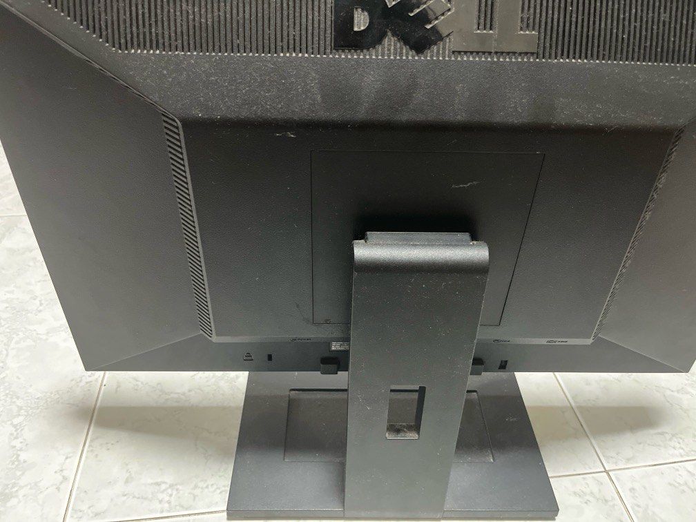 monitor (Category: Monitor Screens) located in Singapore. Submitted by ijaz1216 (Listing ID 1309640592, Image 2). Description: old monitor that was handed down to me still in usable condition. Has a thin blue line that goes across the monitor from top to bottom but not really noticeable good enough for work for more info dm me :).