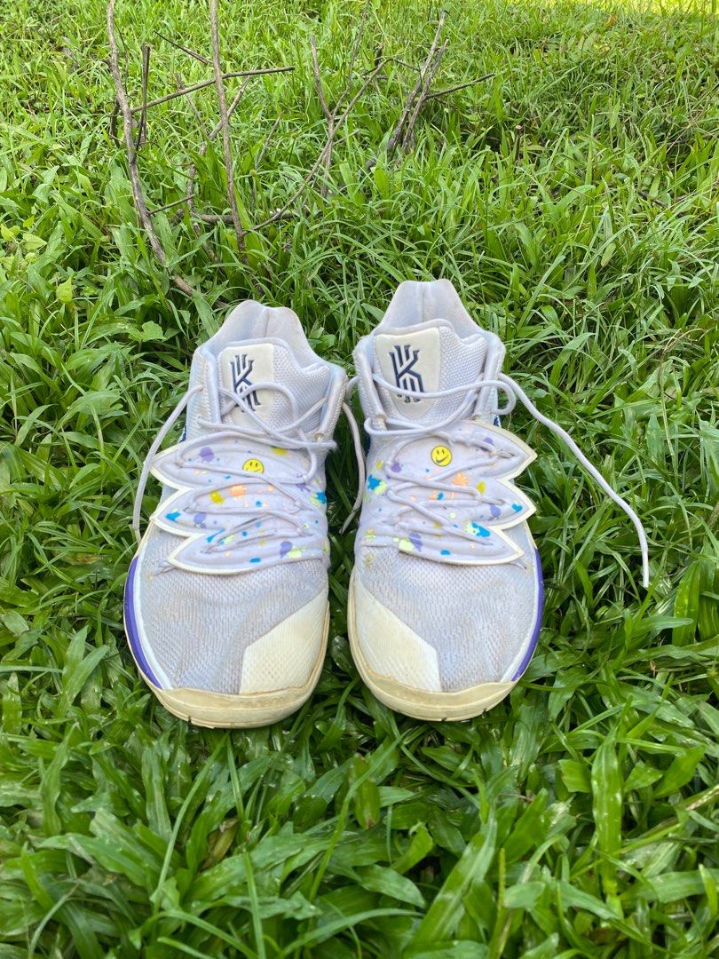 Nike kyrie 5, Fesyen Pria, Sepatu Sneakers di Carousell