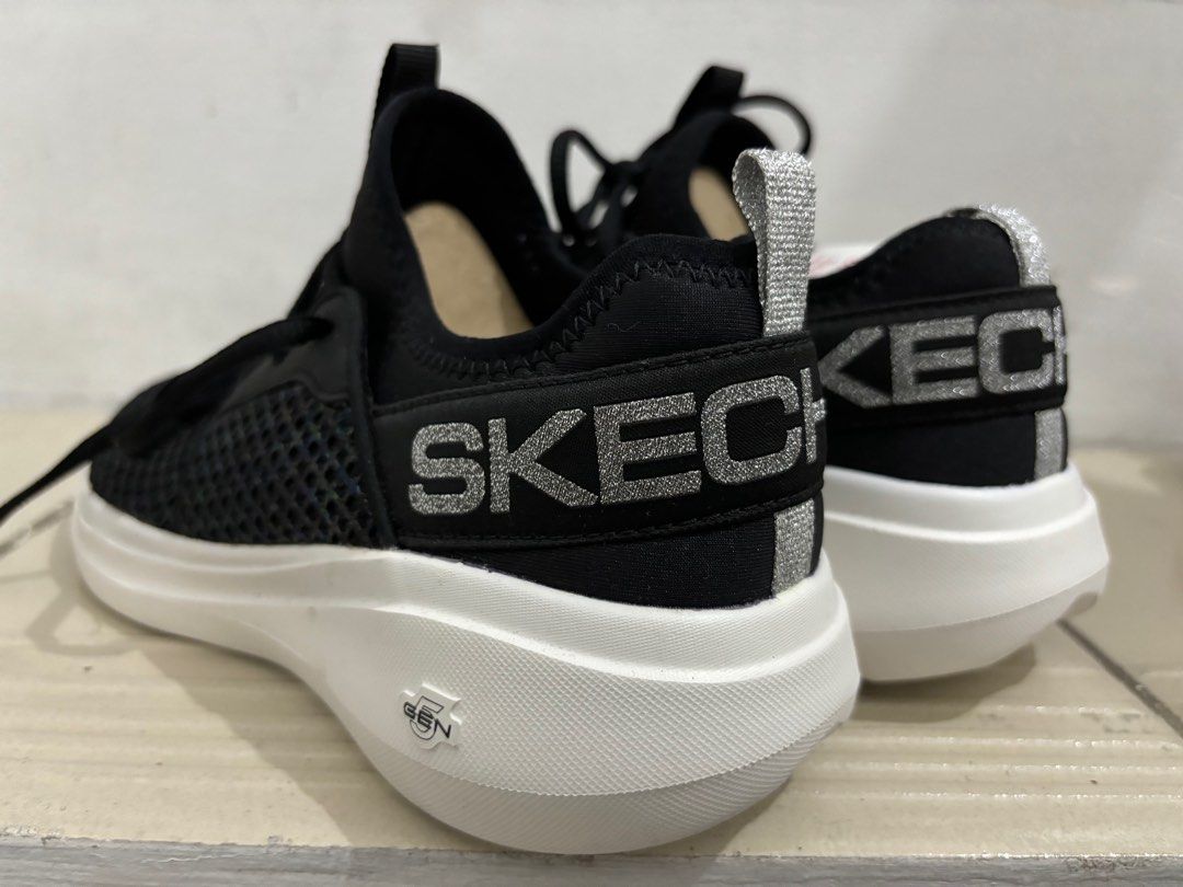 Skechers Go Run/Walk Machine Washable (Category: Sneakers) located in Manila. Submitted by loopbabies (Listing ID 1309682730, Image 2). Description: 2500 each.