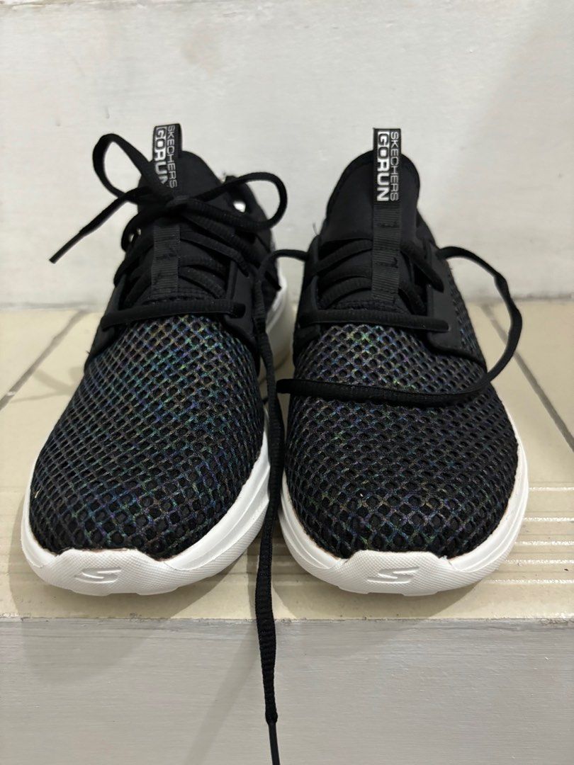 Skechers Go Run/Walk Machine Washable (Category: Sneakers) located in Manila. Submitted by loopbabies (Listing ID 1309682730, Image 1). Description: 2500 each.