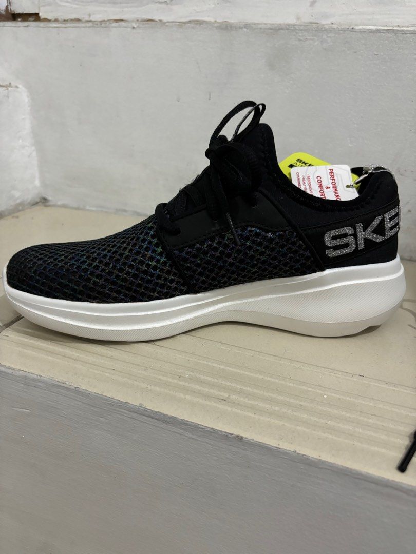Skechers Go Run/Walk Machine Washable (Category: Sneakers) located in Manila. Submitted by loopbabies (Listing ID 1309682730, Image 3). Description: 2500 each.