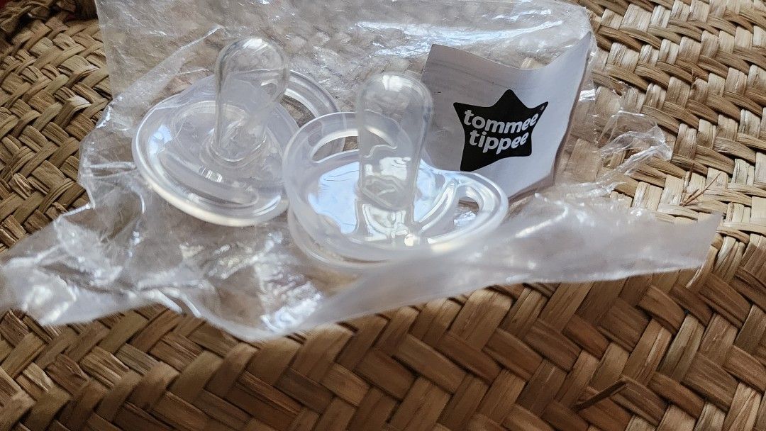 Tommee tippee pacifiers 2pcs (Category: Soothers & Pacifiers) located in Muntinlupa City. Submitted by 7tablespoons (Listing ID 1309548590, Image 3). Description: plastic opened just to check if silicone handle s checkout available.