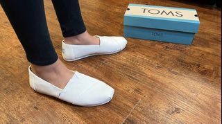 Toms US 5.5 to 6 White Canvas Sneakers Loafers Slip On Alpargata