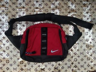 Vintage Nike Y2K Bag

- 2 way Sling Crossbody/ Waist Bag 

- Issue: Slice but can't affect solid parin see last pic

🏷️650+ Sf pm 📩 

📍 Dumaguete City, Visayas 🚛 J&T